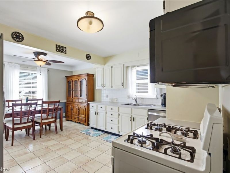 8102 Essen Avenue, Parma, OH 44129 Photo 12