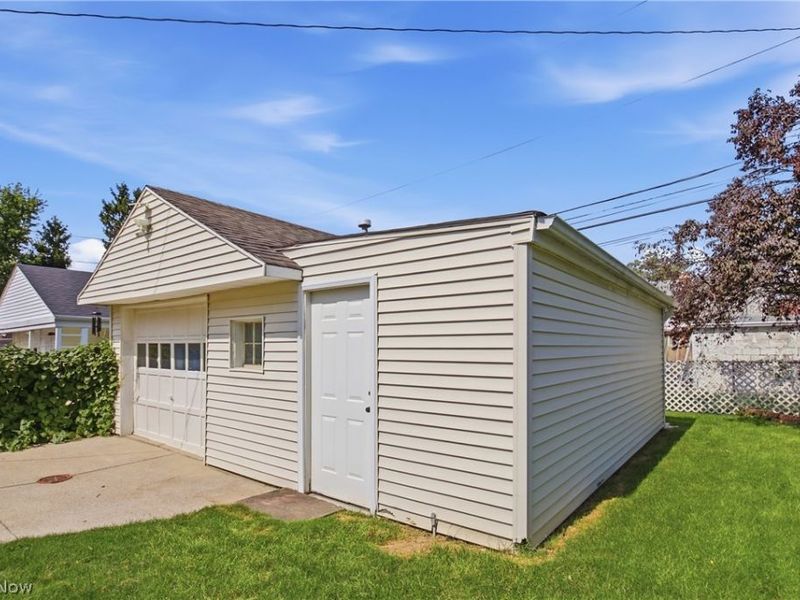 8102 Essen Avenue, Parma, OH 44129 Photo 2