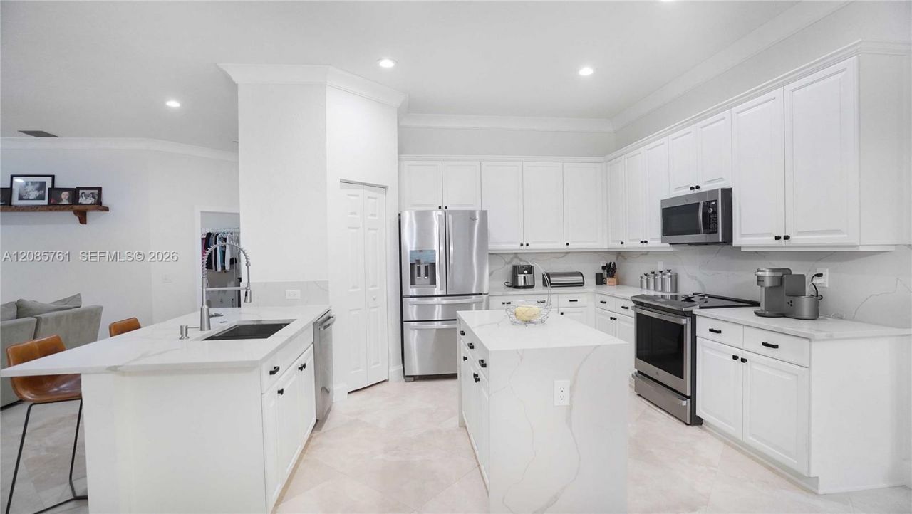 1606 Victoria Pointe Cir, Weston, FL 33327 Photo