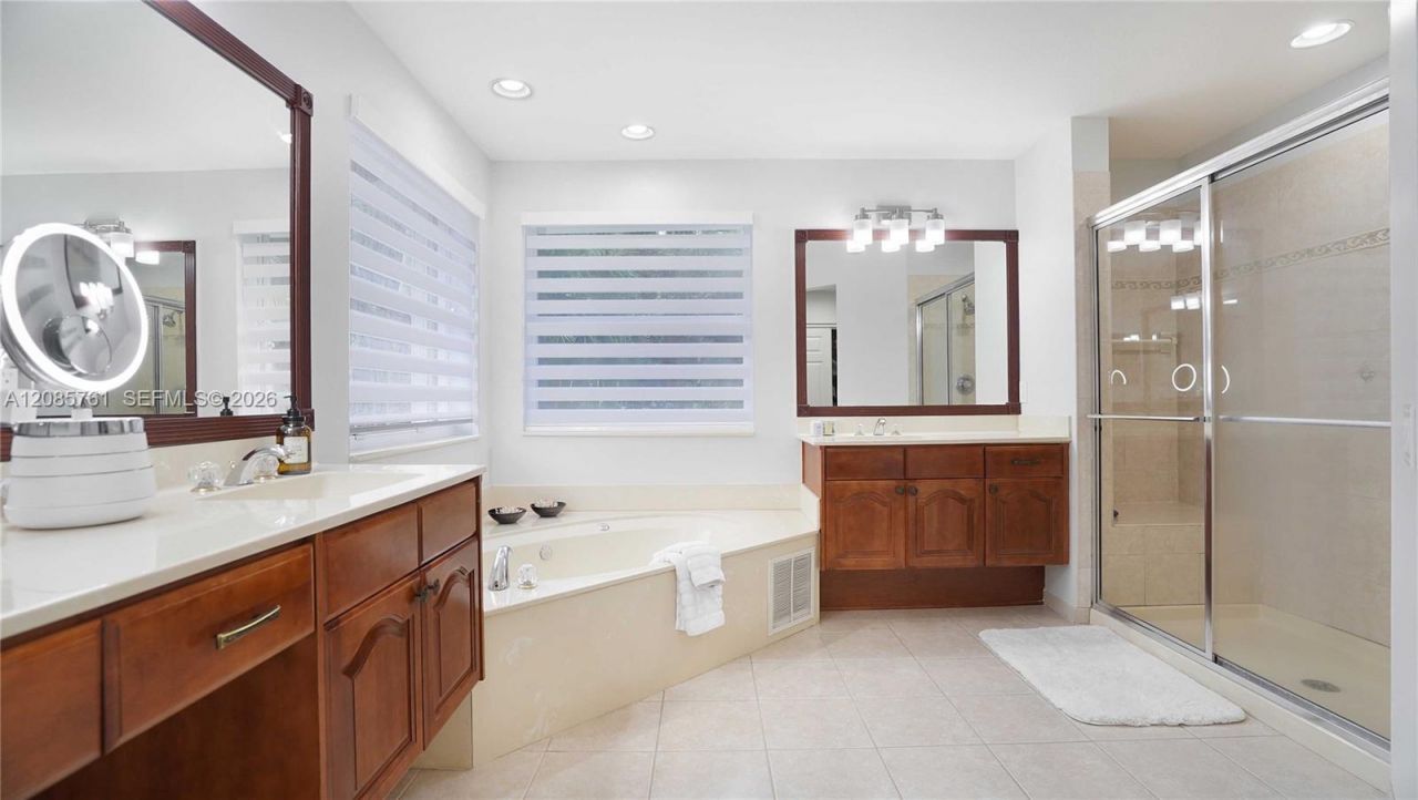 1606 Victoria Pointe Cir, Weston, FL 33327 Photo