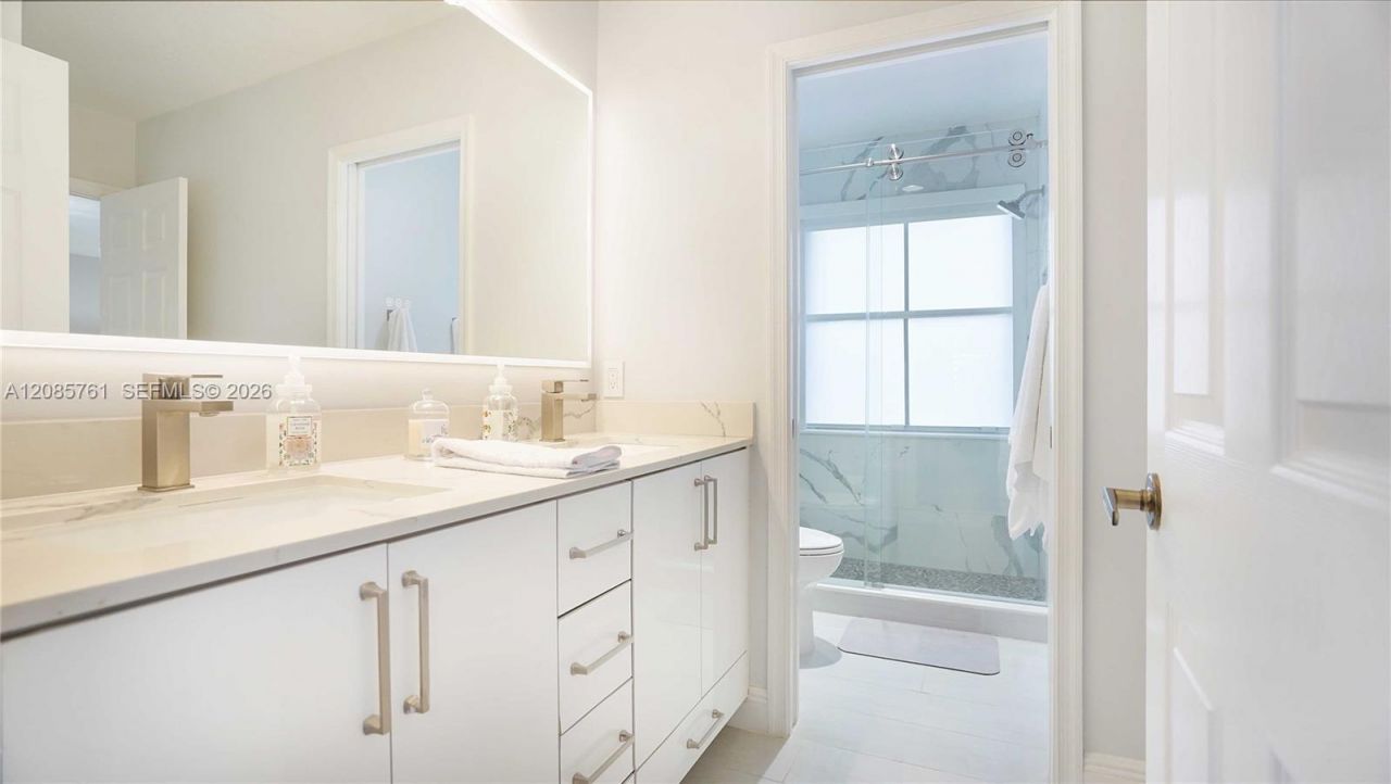 1606 Victoria Pointe Cir, Weston, FL 33327 Photo