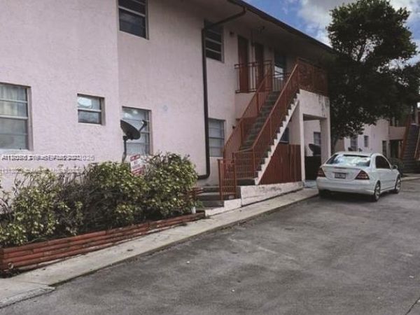 2920 Pierce St, Unit 12, Hollywood, FL 33020