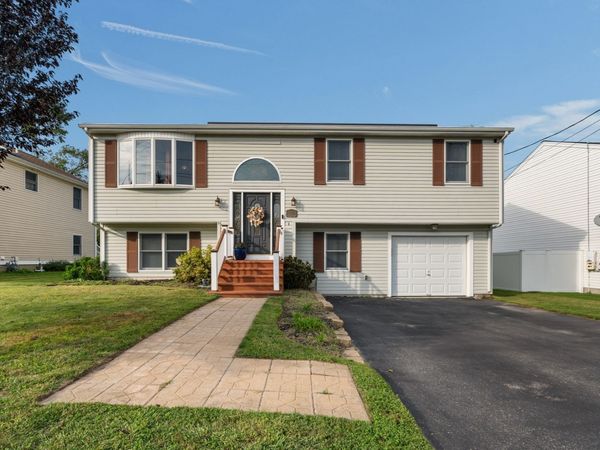 52 Family Dr, Fall River, MA 02721