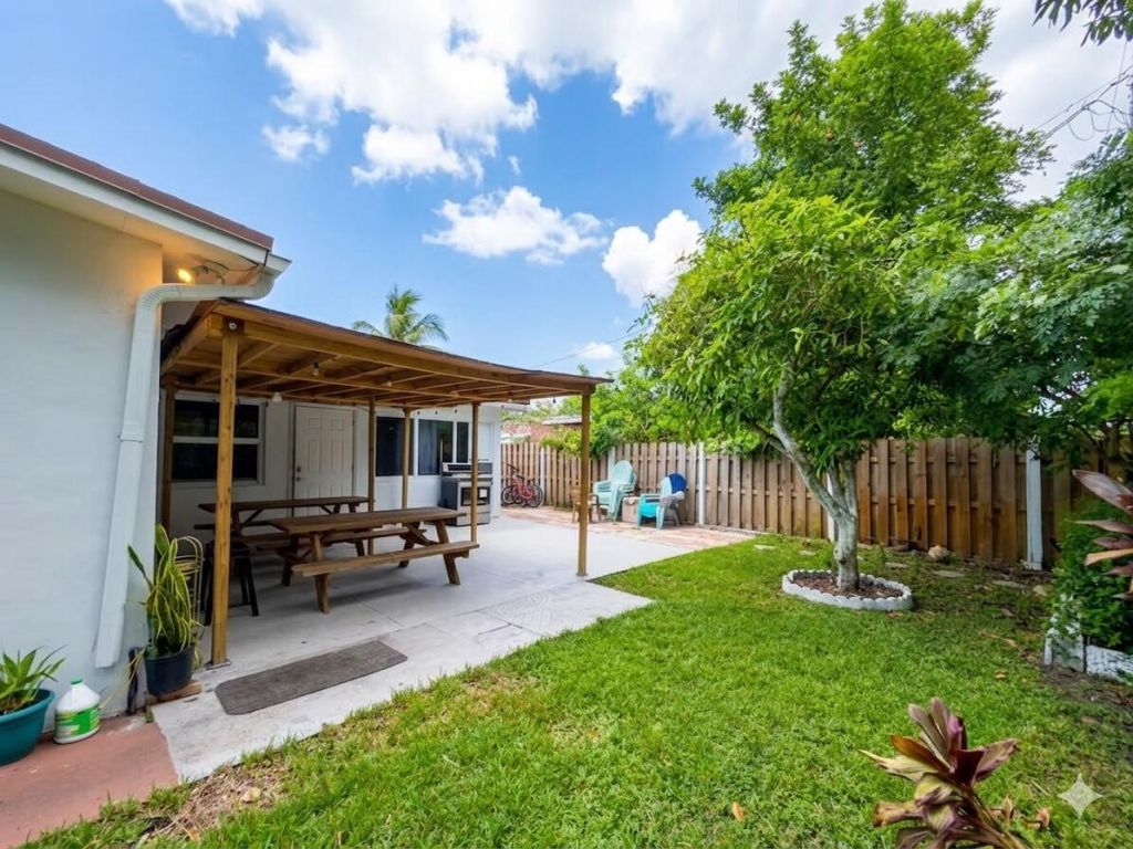 6801 NW 24th Place, Sunrise, FL 33313 Photo
