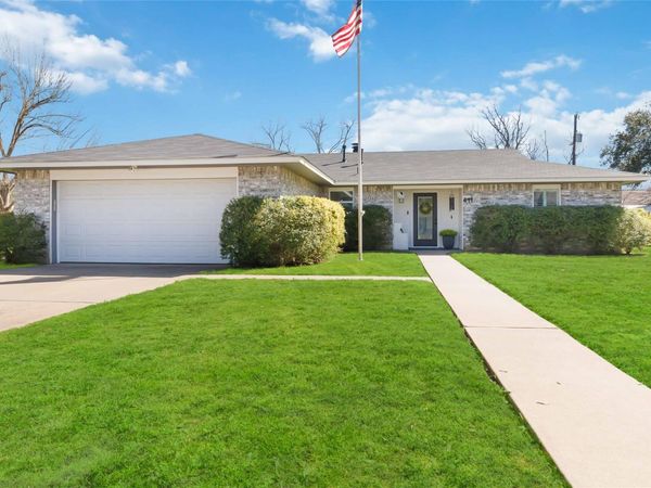 411 Oak ST, Bastrop, TX 78602
