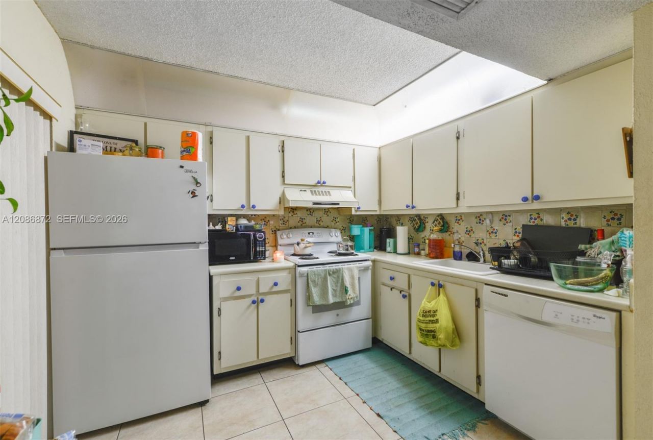 20005 NE 3rd Ct, Unit 3, Miami, FL 33179 Photo