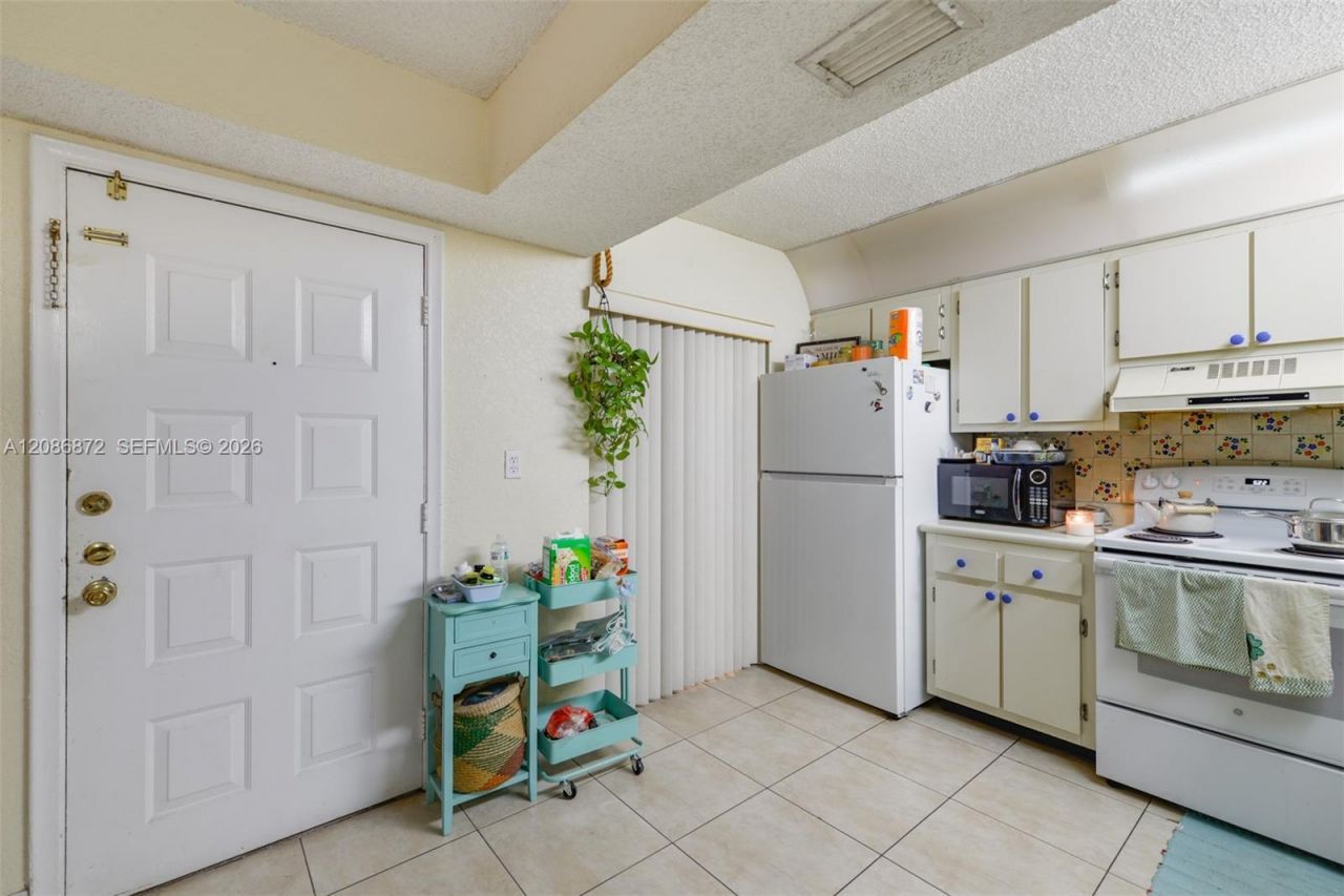 20005 NE 3rd Ct, Unit 3, Miami, FL 33179 Photo