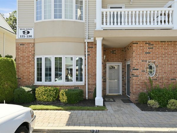 121 Francesca Way , Amityville, NY 11701