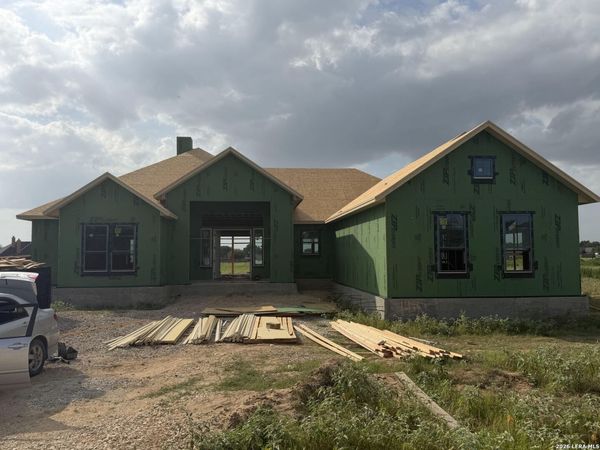 144 Pradera Ridge Drive, Floresville, TX 78114