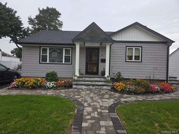 18 Devon Road, Bethpage, NY 11714
