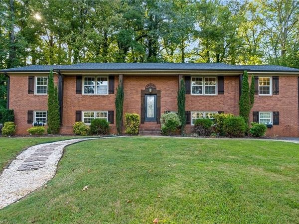 1048 Pine Lake Drive, Winston-Salem, NC 27105