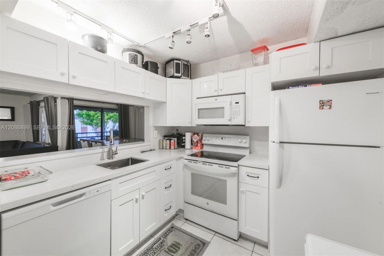 20220 NE 3rd Ct, Unit 2, Miami, FL 33179 Photo