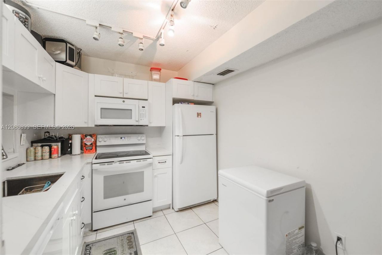 20220 NE 3rd Ct, Unit 2, Miami, FL 33179 Photo
