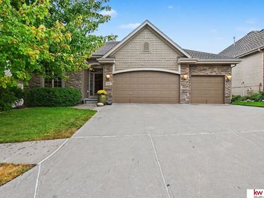 17219 Howard Plaza, Omaha, NE 68118