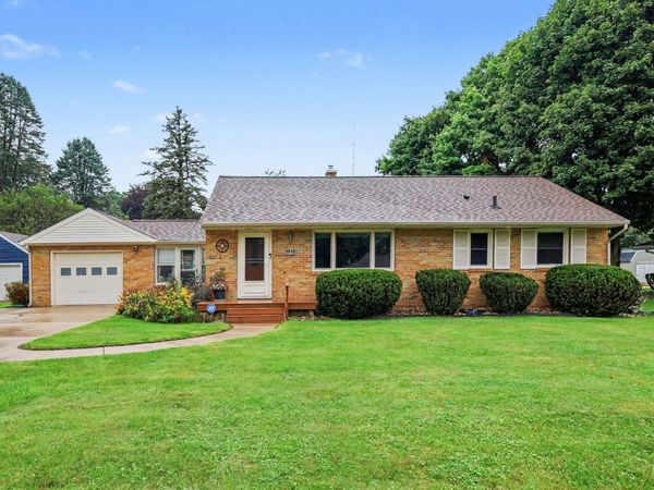 1512 Kensington Drive, Jackson, MI 49203