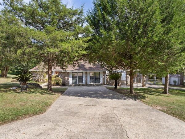 99 Poplar Dr., Hattiesburg, MS 39402