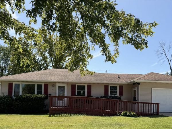 2163 42nd Street NE, Cedar Rapids, IA 52402