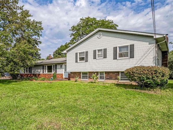 9284 Mayfield Road , Chesterland, OH 44026