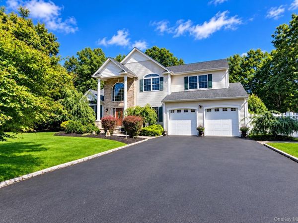 5 Keystone Court , Smithtown, NY 11787