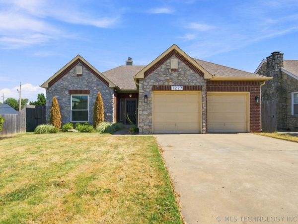 1227 S Columbia Place , Tulsa, OK 74104