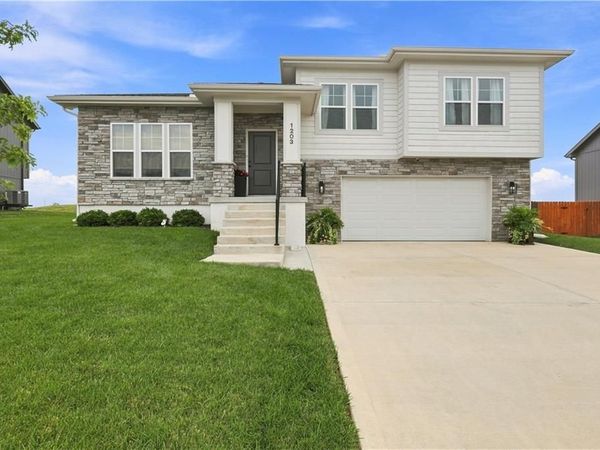 1203 3rd Street, Oak Grove, MO 64075