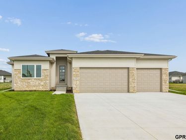 5707 Kestrel Parkway, Elkhorn, NE 68022