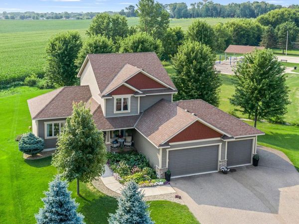 900 Heritage Trail NE, New Prague, MN 56071
