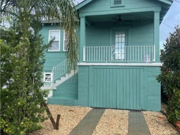 215 GOVERNOR HALL Street, Gretna, LA 70053