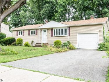 28 Overlook Dr, Jefferson, NJ 07438