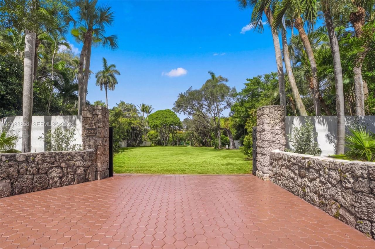 3940 Douglas Rd, Miami, FL 33133 Photo