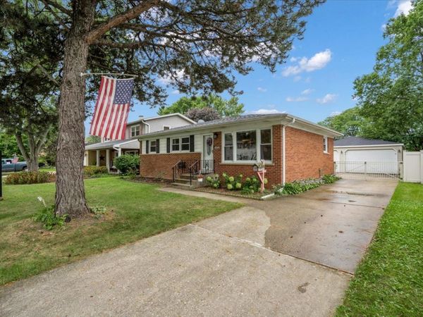 1402 S Robert Drive , Mount Prospect, IL 60056
