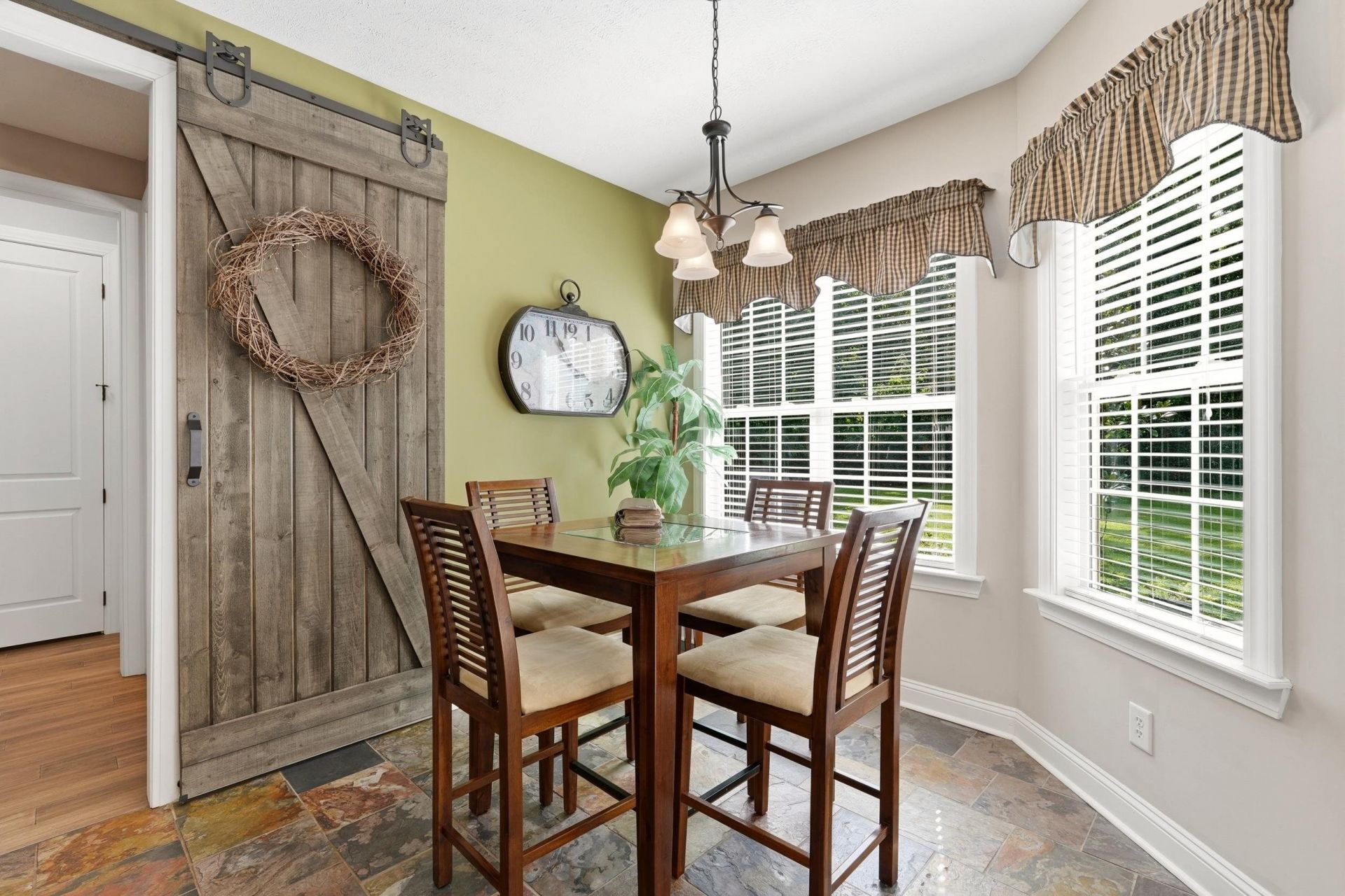 270 Dartmoor Ct. Photo 13