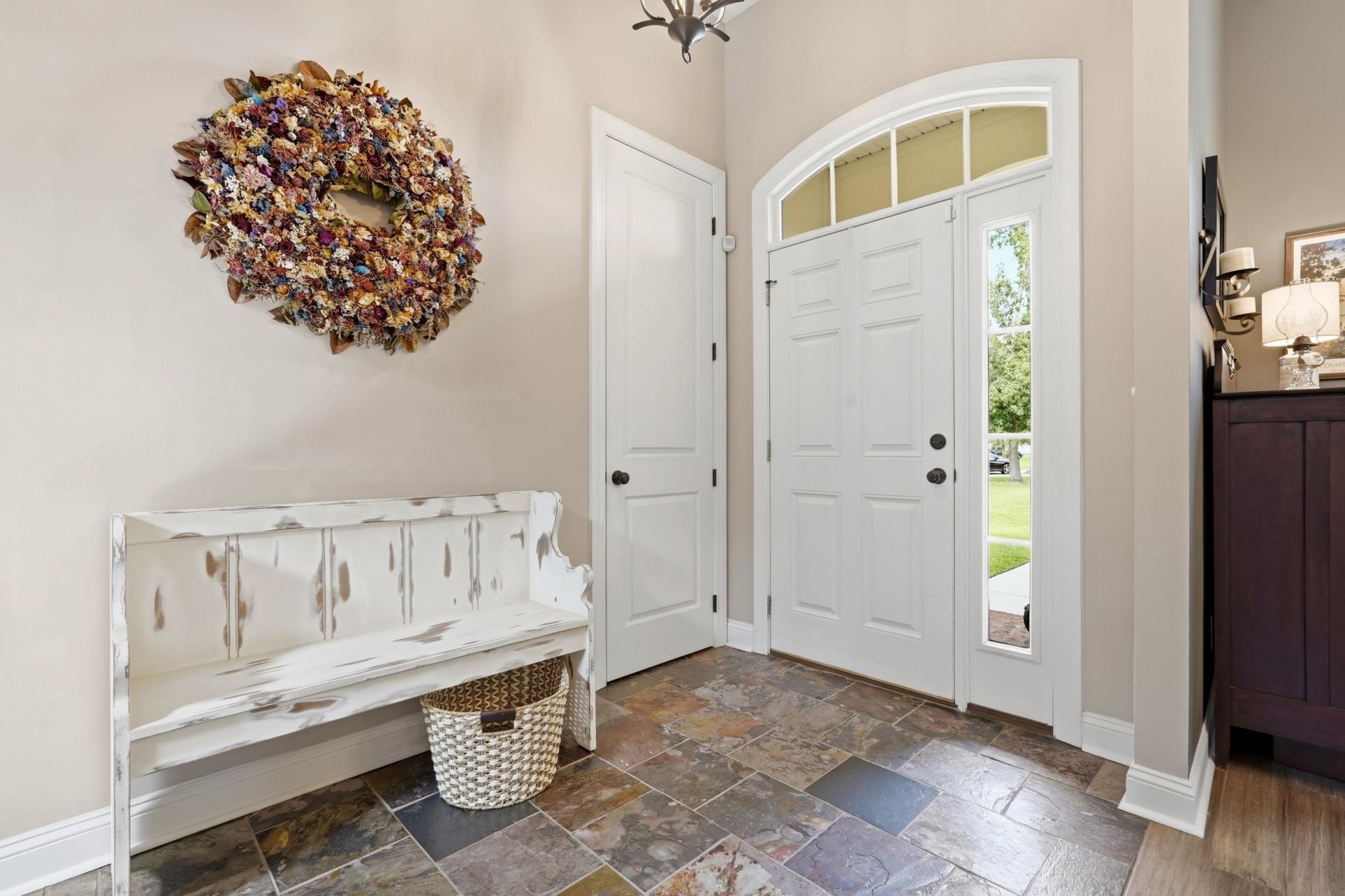 270 Dartmoor Ct. Photo 6