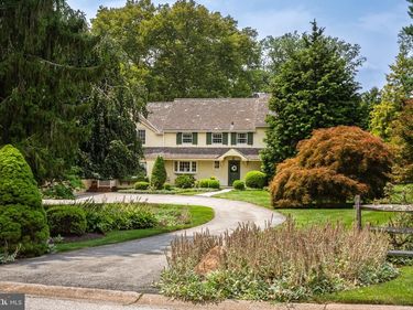 672 CLOVELLY LANE, DEVON, PA 19333