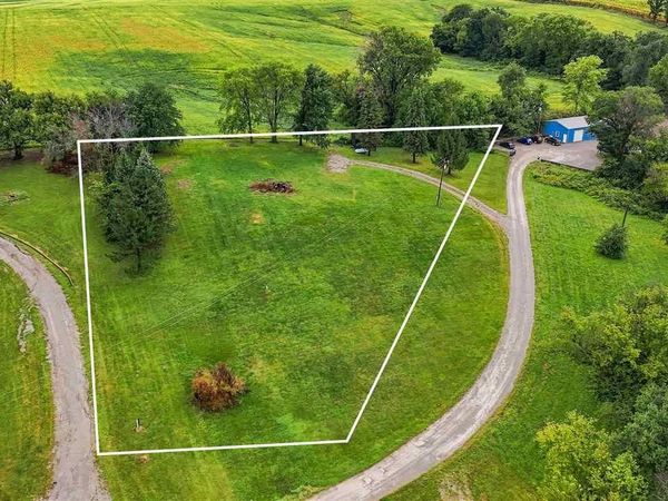 1047 Vine Ave, Riverside, IA 52327
