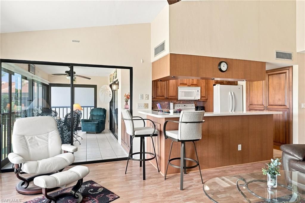 5585 Trailwinds Dr, Unit 324, Fort Myers, FL 33907 Photo
