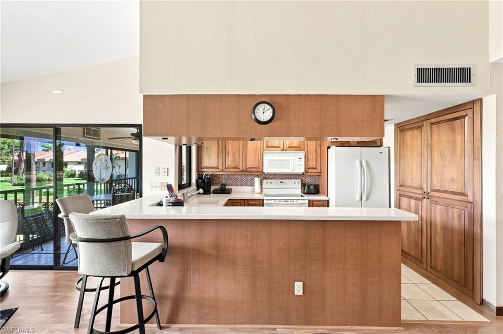 5585 Trailwinds Dr, Unit 324, Fort Myers, FL 33907 Photo
