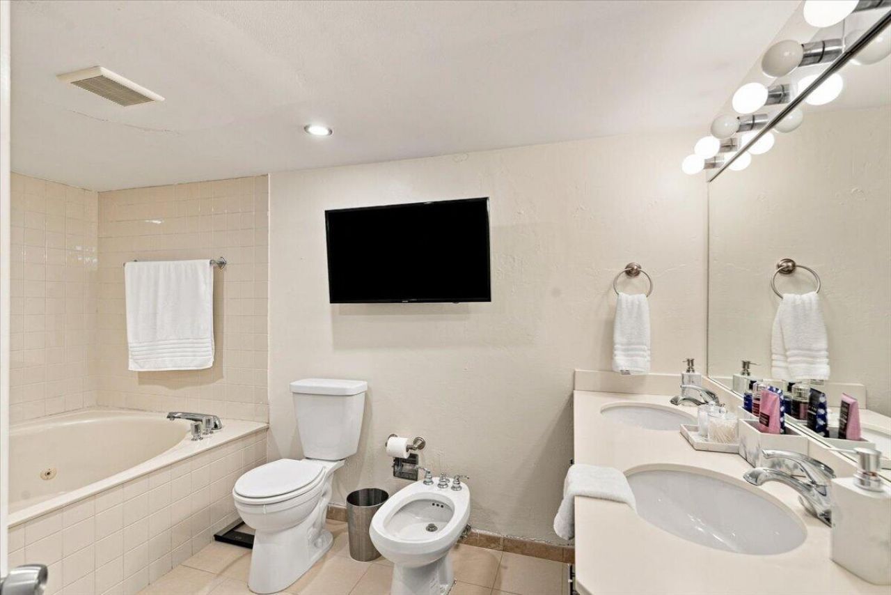 300 Three Islands Boulevard, Unit 312-1, Hallandale Beach, FL 33009 Photo