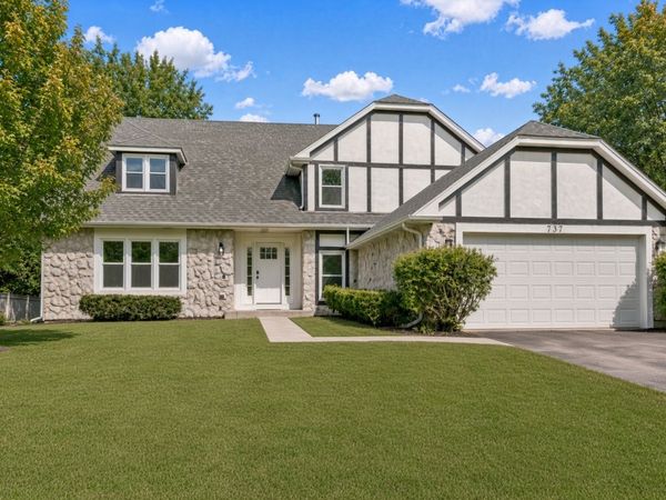 731 Roaring Brook Lane , Algonquin, IL 60102