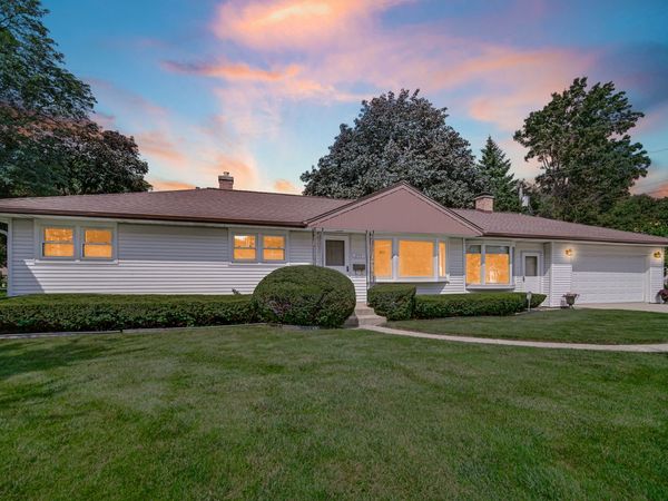 201 N Elmhurst Avenue , Mount Prospect, IL 60056