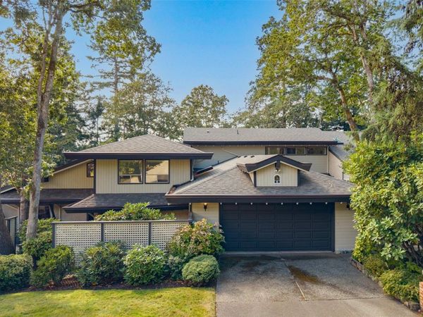 909 Carolwood Dr, Unit #6, Saanich, BC V8X 3T9