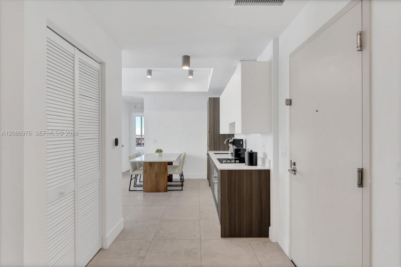 239 SW 9th St, Unit 1603, Miami, FL 33130 Photo