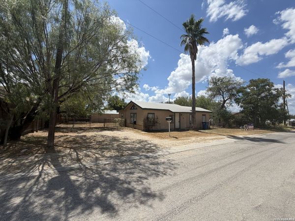 112 Fernandez, Devine, TX 78016