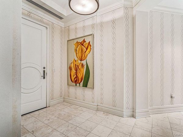 2000 Royal Court , Unit 2009, North Hills, NY 11040