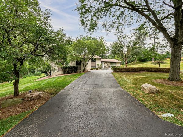 1021 Dowling Road, Bloomfield Township, Mi 48304