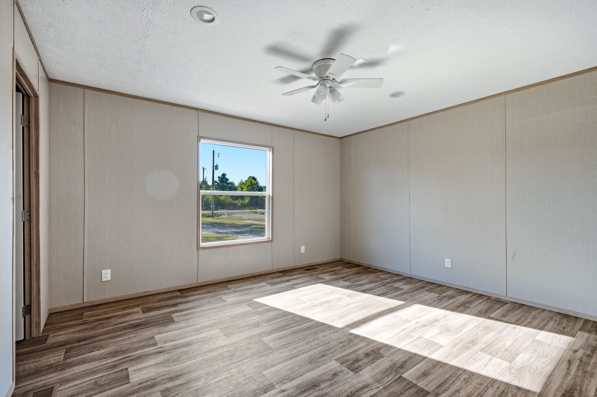 1411 Huntwood Dr. Photo 11