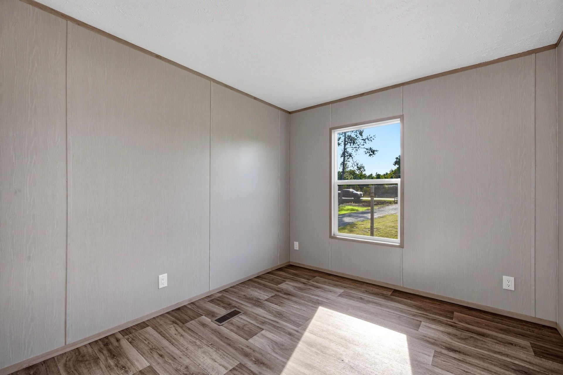 1411 Huntwood Dr. Photo 17