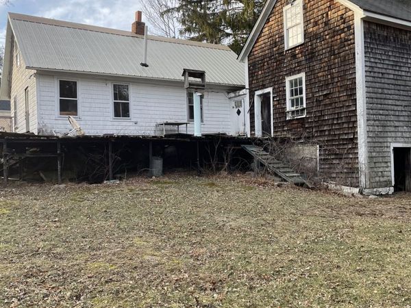 87 High St, Freetown, MA 02702