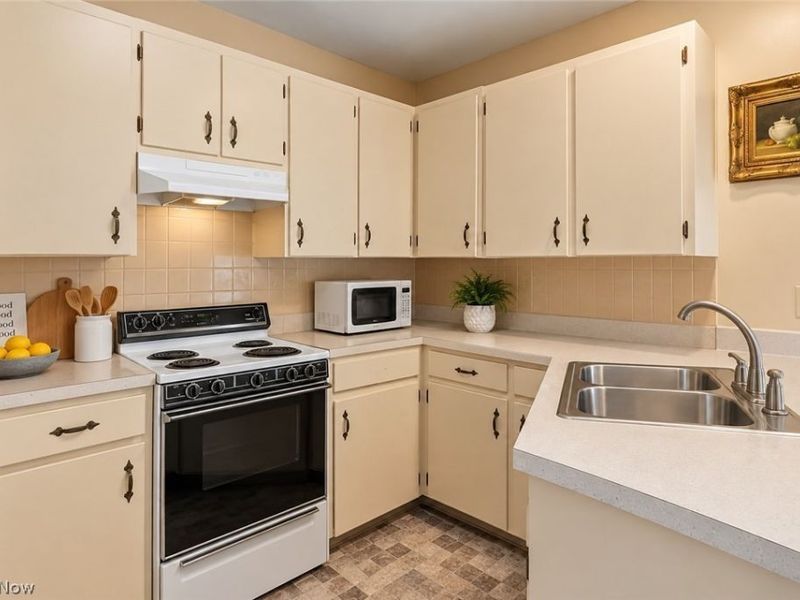 1360 Brittain Woods Road, Akron, OH 44310 Photo 6