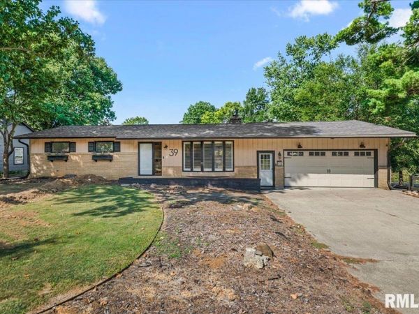 39 CRESTVIEW Drive, Chatham, IL 62629